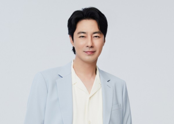 韩国知名男星赵寅成，向福利院儿童赠送运动鞋