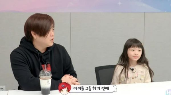 韩国知名男星带女儿签订“她人生首份经纪合约”
