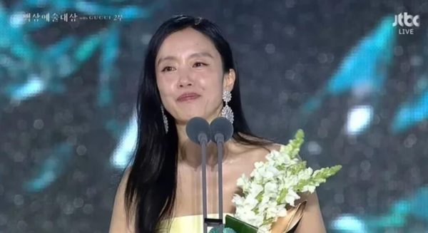 全度妍荣获“第61届百想大赏影后”，林智妍激动落泪 