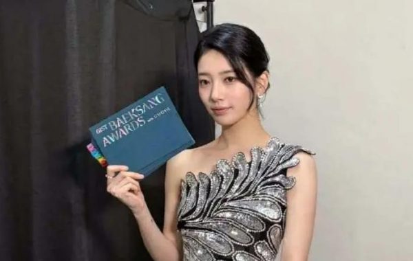 秀智验证“百想女王”地位，连续10年担任MC，两套礼服耀眼 