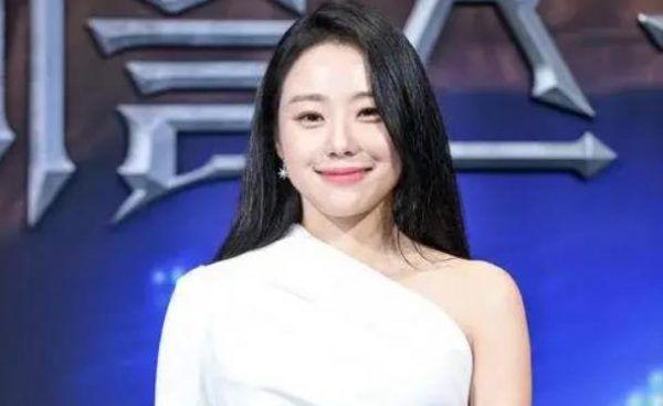 38岁韩国知名女星，结婚四年喜得千金 