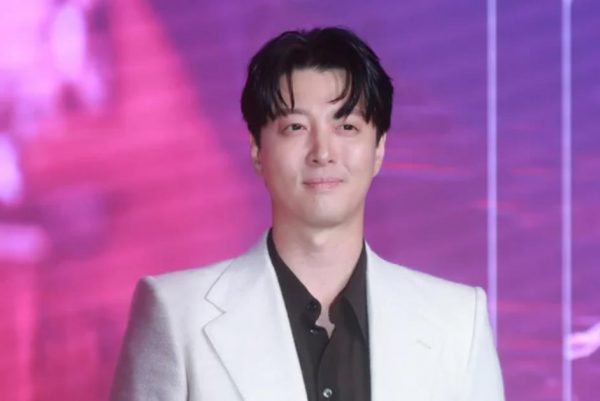 李东健被曝“街头约会”，经纪公司回应