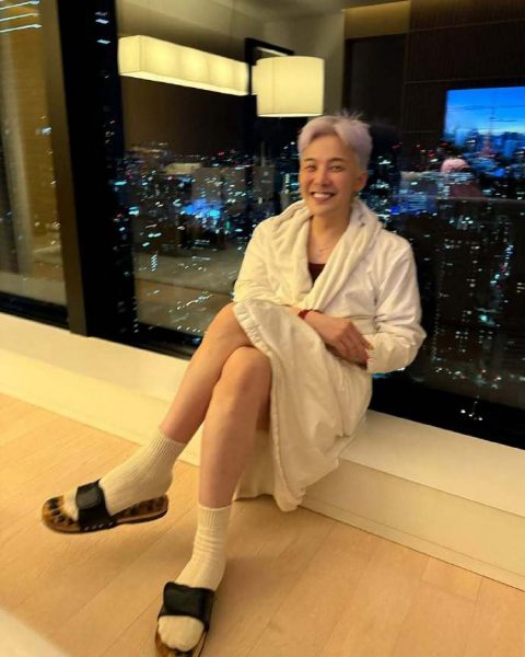 权志龙世界巡演前近况公开，身着浴袍“松弛感爆棚” 