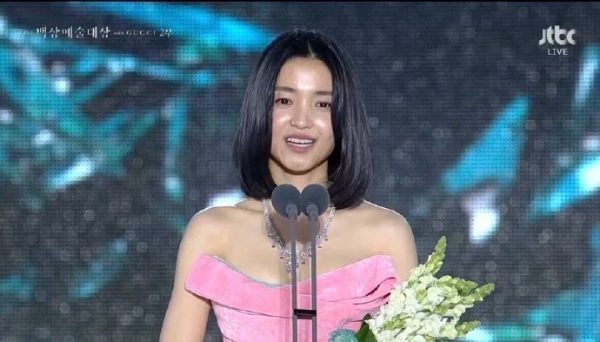 金泰梨击败IU金惠允，拿下“百想大赏视后”