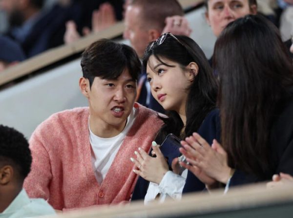 韩国知名球星和“财阀五代千金”，公开场合亲密互动引热议 