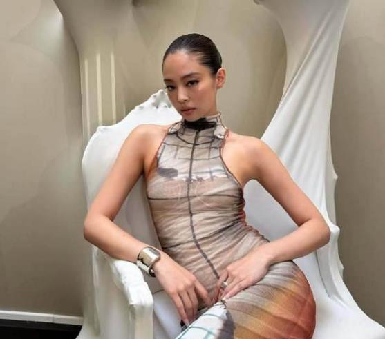 Jennie展现“高端艺术”，贴身连衣裙吸睛