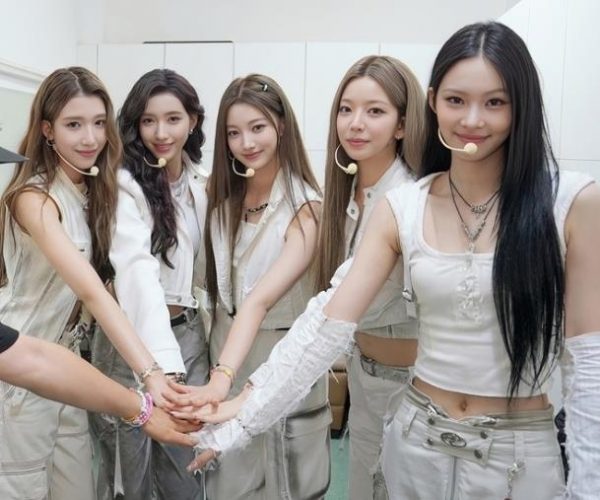 韩媒：李秀满打造的女团，登上央视音乐节目舞台