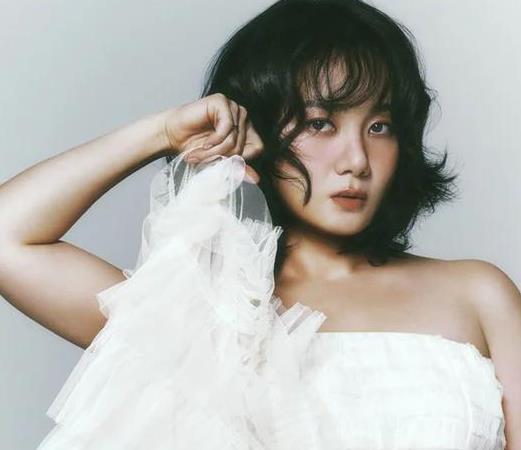 韩国知名女星公开新形象照，网友：“完全脱胎换骨” 