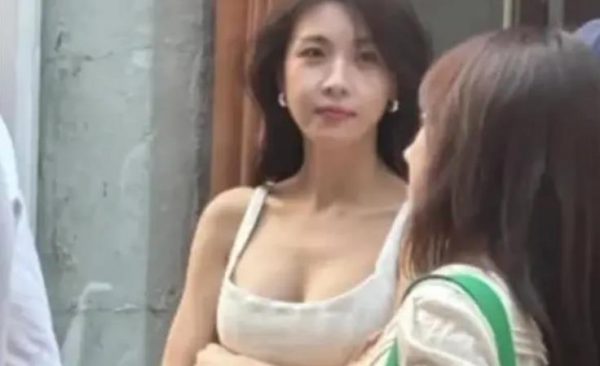 48岁韩星河智苑近况曝光，网友感叹：我20岁都自愧不如 