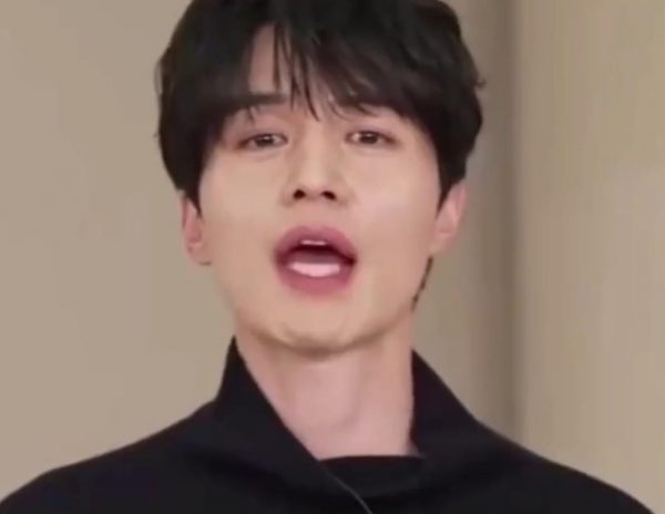 韩星李栋旭解释单身登上热搜，网友：“巧了，我也单身” 