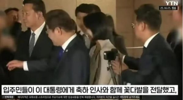 新任韩国第一夫人遭记者推搡，道歉姗姗来迟被韩网友吐槽 
