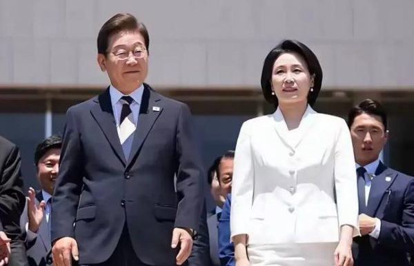 韩国热门话题第一：“推搡第一夫人，道歉姗姗来迟” 
