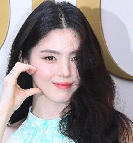 韩素希被曝“向43人赠送笔记本电脑，价值5000万韩元”