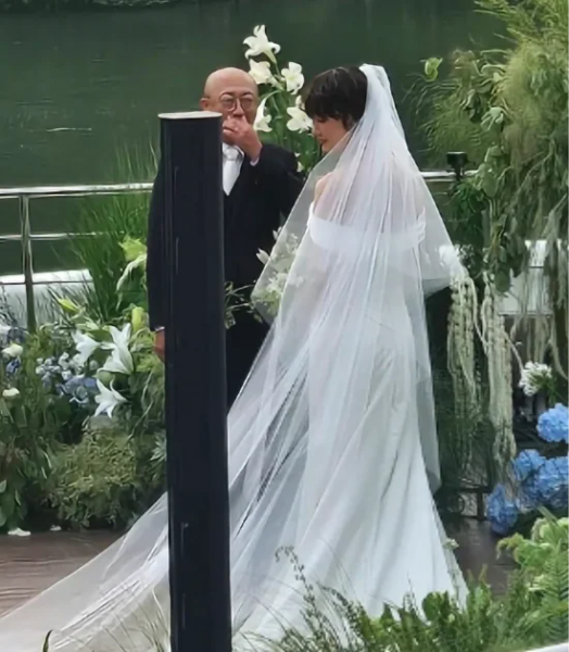 韩国知名女星婚礼，新郎哽咽落泪，网友：“哭成这样是真爱了” 