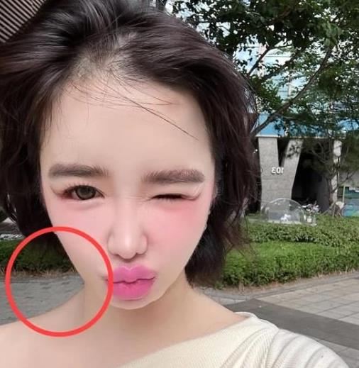 韩国知名女星自拍“美颜过度”，网友：都P弯了，眼睛大得不真实