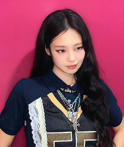 Jennie个人表演全程未开口唱，海外网友吐槽：敷衍太明显了