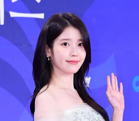 IU获得青龙视后，韩媒：偶像转型演员的天花板