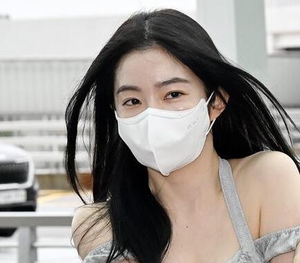韩国知名女星炎热天手持暖手宝，韩网友有吐槽，有支持