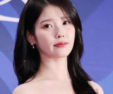 IU斩获青龙“视后”后放弃休息日，连赶两场演唱会展现顶级义气