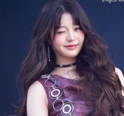 张元英巴黎音乐节，齐刘海湿发造型，眼妆凌厉，一改往日甜美风