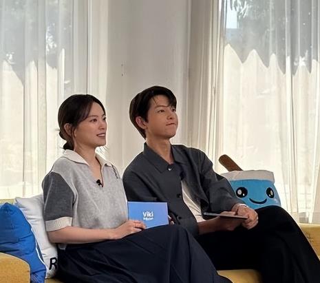 韩国知名女星晒与宋仲基合照，网友：宋仲基正在赚奶粉钱