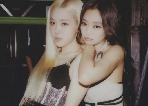 Jennie晒与朴彩英双人合照，朴彩英脸部被遮挡引争议