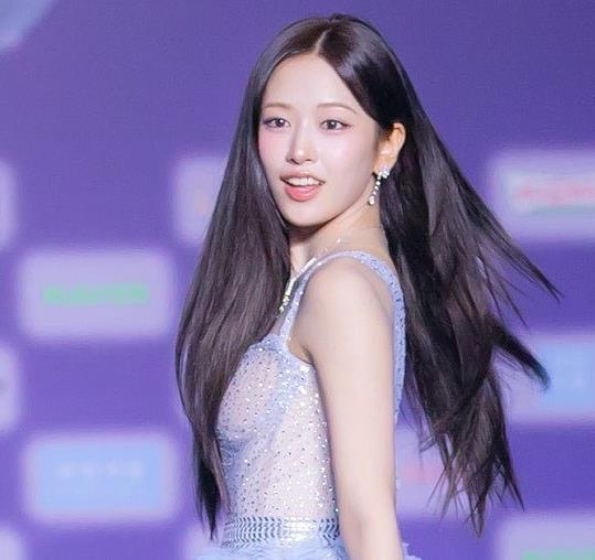 韩女星穿蓝色荷叶边礼服，“身形明显消瘦”引网友热议