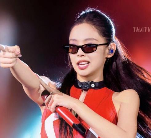 Jennie带伤演出反遭韩网友吐槽：为何总是她在舞台上出问题？
