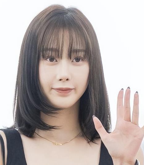 韩女星现身机场，双眼明显浮肿，网友猜测“是否整容”