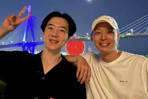 韩知名男星近况曝光显老态，晒“争议兄弟合照”引关注