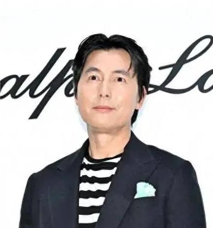 公开承认非婚生子仅半年，顶级男星被曝与素人女友结婚，经纪公司回应激起更多猜测 