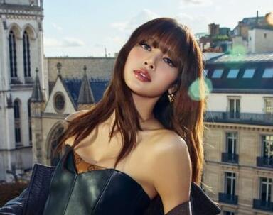 Lisa咬手臂的画面曝光，网友猜测男演员是坂口健太郎