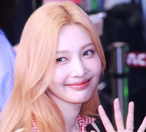 韩知名女星急速瘦身，遭韩网友吐槽：不健康不自然