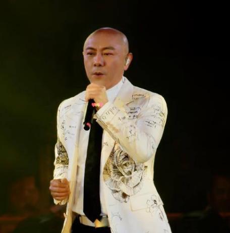 60岁张卫健演唱会上掏出老年卡，网友：蹦得比年轻人还欢