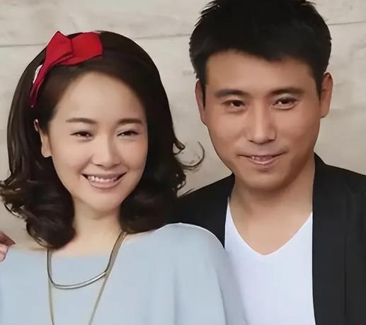 李乃文接妻子下班，全程贴身护送，搂腰牵手两人亲密无间