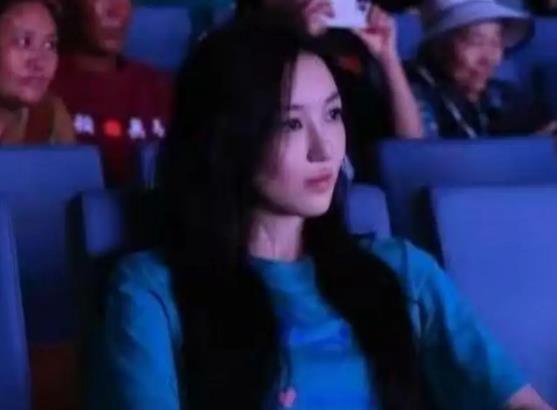 李亚鹏王菲女儿李嫣熟练抽电子烟，一旁李亚鹏见怪不怪十分淡定