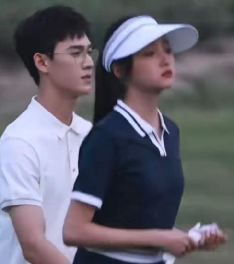 关晓彤李昀锐《耀眼》高尔夫球场牵手路透
