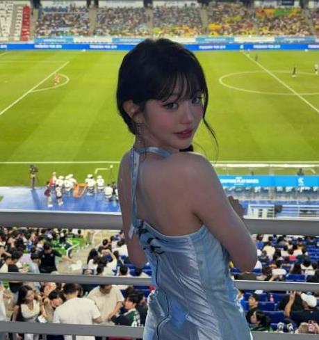 张元英无惧争议，再穿“过度暴露”服装：不解释，不妥协