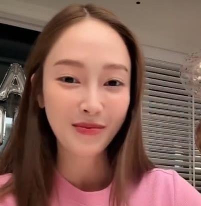 郑秀妍中文哼唱“美美桑内”，透露是朋友推荐的“国内爆火神曲”