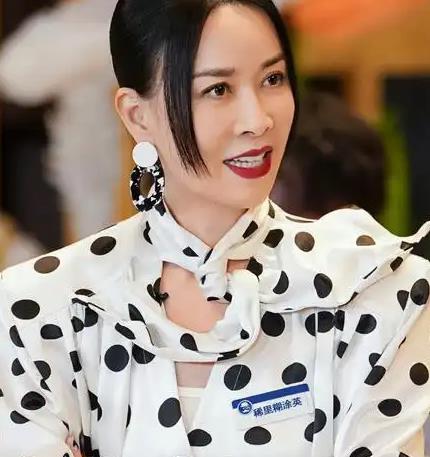 那英《花少7》喜提新称号？坐着吃、躺着吃、一直都在吃