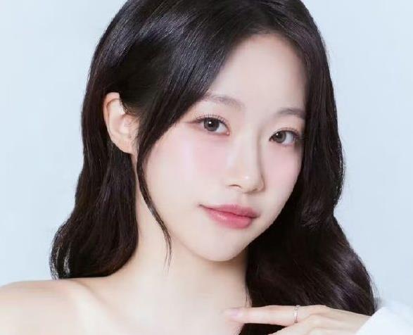 26岁韩国女艺人确诊白血病，发光头照片：我终于鼓起勇气