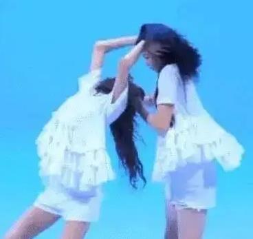 韩女团“奇葩编舞”引关注，互相抓住对方头部，同时扭转身体 