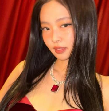 Jennie穿比基尼亮相伊维萨岛，与Diplo合作《JUMP》舞台引爆全场