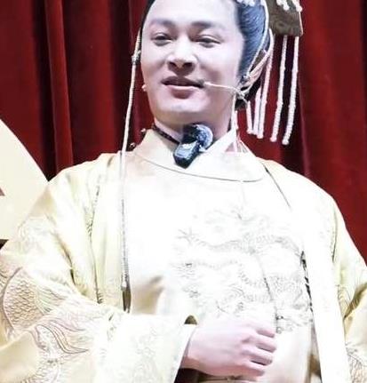 景区穿龙袍的郑国霖回应：演员也要养家糊口