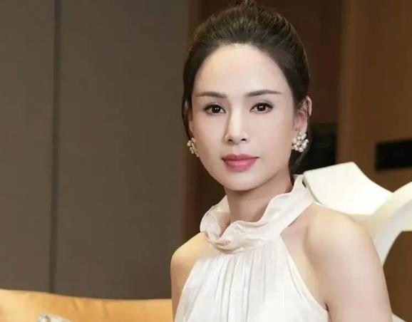 李若彤被泰国海关质疑年龄，59岁活成30岁既视感