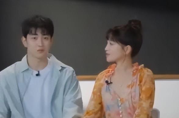 金莎小17岁男友回应“牵手神秘美女泡吧”：不是我