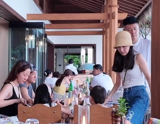 任重一家与王阳一家海外度假，两人交流自然，妻子们相邻而坐