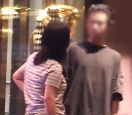李雪琴与男友街头挽手拥抱，被蚊子叮咬频繁挠大腿