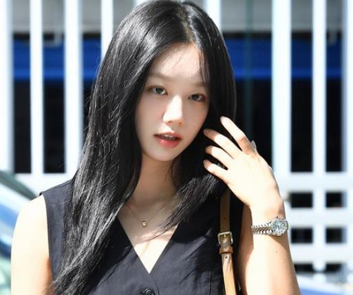 韩国知名女星“腹部赘肉”被嘲，网友辩解：快速动作造成肌肉晃动