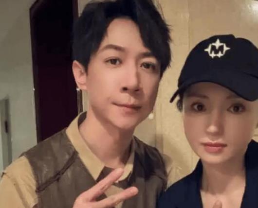 张维伊一味的露出大金表，网友：张维伊是头婚董璇是昏头